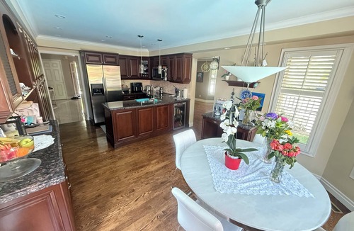 West Deane Park House | Modern Pool Retreat | 5 mins to Airport | Full House