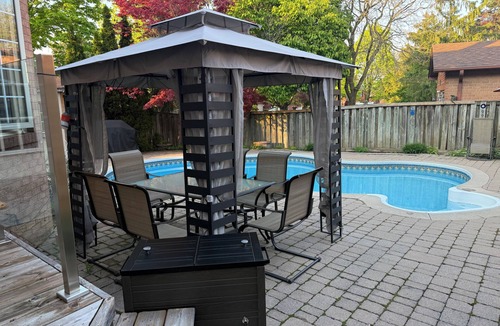 West Deane Park House | Modern Pool Retreat | 5 mins to Airport | Full House