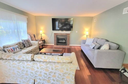 Palmyra House | Modern Pool-Side Paradise, 5 Miles to Hershey Park