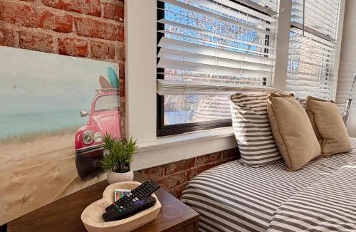 Hollywood Apartment | Modern & Popular Hollywood Studio at GW