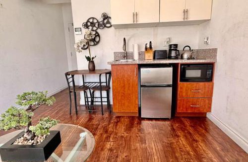 Hollywood Apartment | Modern & Popular Hollywood Studio at GW