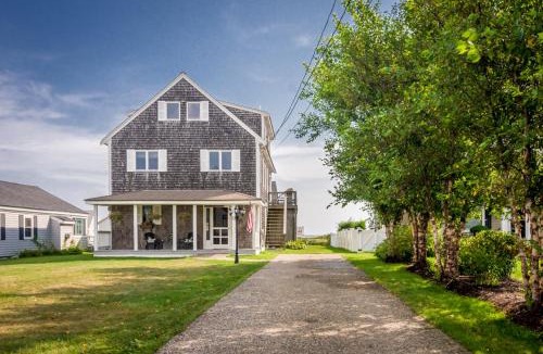 Sandwich House | Modern Post Beam with Stunning Bay Views