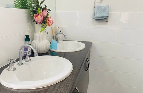 Smithfield Plains Apartment | Modern private room with ensuite bedroom