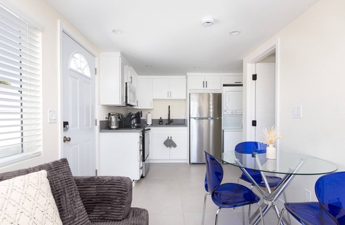 Winnetka House | Modern Private 1BR Guesthouse w Parking & Fast Wi-Fi – Winnetka LA