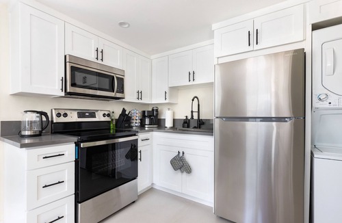 Winnetka House | Modern Private 1BR Guesthouse w Parking & Fast Wi-Fi – Winnetka LA