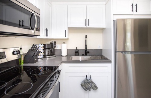 Winnetka House | Modern Private 1BR Guesthouse w Parking & Fast Wi-Fi – Winnetka LA