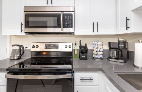 Winnetka House | Modern Private 1BR Guesthouse w Parking & Fast Wi-Fi – Winnetka LA