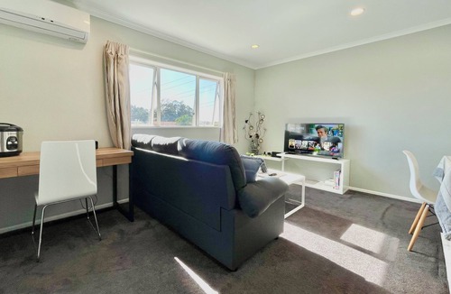 Rosedale House | Modern Private 2nd Floor 2bedroom 2 bathroom home unit
