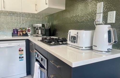 Rosedale House | Modern Private 2nd Floor 2bedroom 2 bathroom home unit