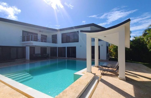 La Mulata Villa | Modern & private 4 bedroom villa with infinity pool