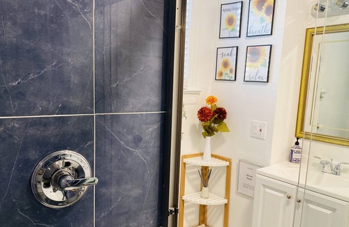 Englewood Apartment | Modern Private Bedroom+ Kitchen & wifi 1