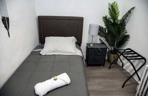 Englewood Apartment | Modern Private BedroomNo.3+wifi kitchen