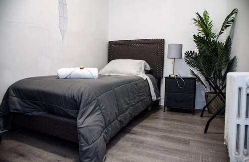 Englewood Apartment | Modern Private BedroomNo.3+wifi kitchen