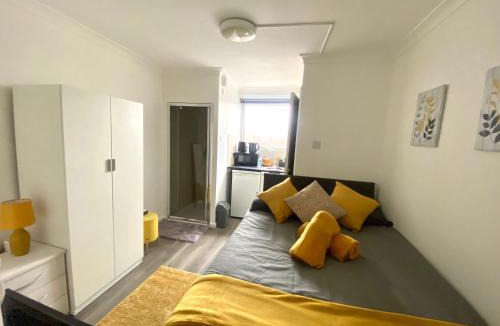 Borehamwood House | Modern Private En-suite With Kitchenette