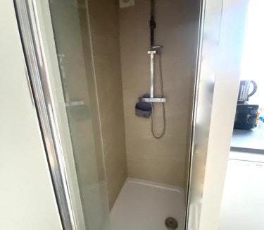 Borehamwood House | Modern Private En-suite With Kitchenette