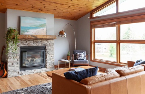Glen Huron Ski Chalet | Modern Private Family-Friendly Chalet Near Walking Trails - Monthly Available