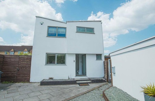 Shirley House | Modern Private Gated Luxury Home Getaway