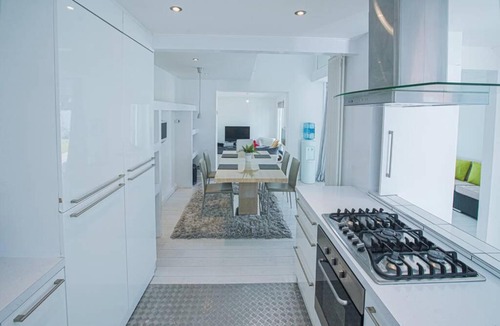 Shirley House | Modern Private Gated Luxury Home Getaway