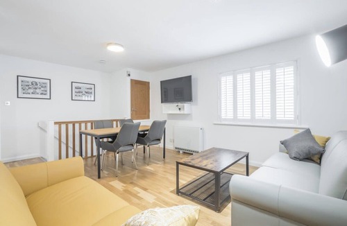 Cherry Hinton Apartment | Modern & Private - Free Parking!
