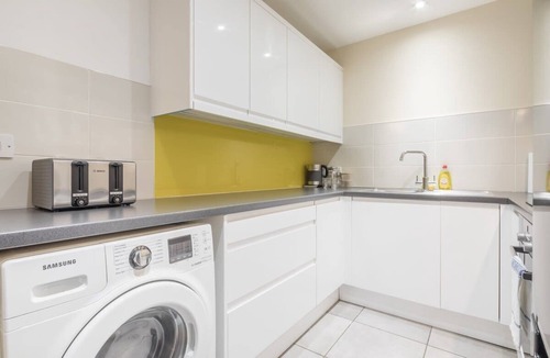 Cherry Hinton Apartment | Modern & Private - Free Parking!
