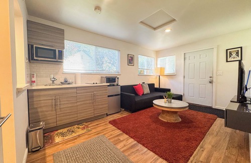 Lake City Apartment | Modern Private Guest House in Seattle