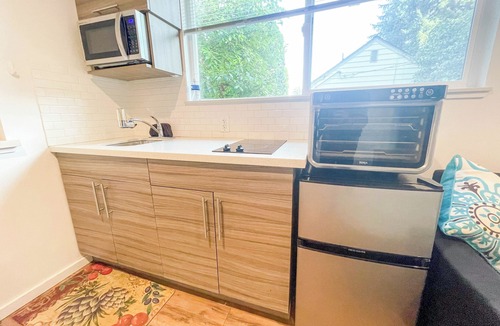 Lake City Apartment | Modern Private Guest House in Seattle