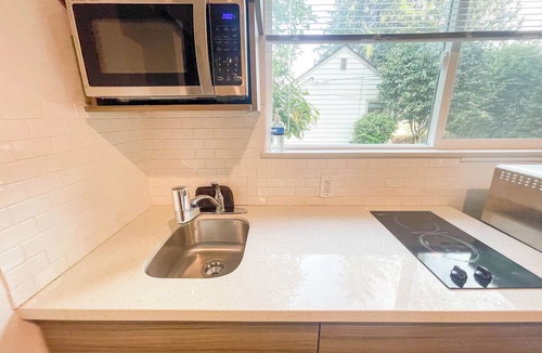 Lake City Apartment | Modern Private Guest House in Seattle