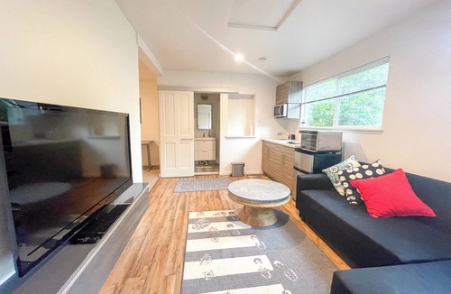 Lake City Apartment | Modern Private Guest House in Seattle