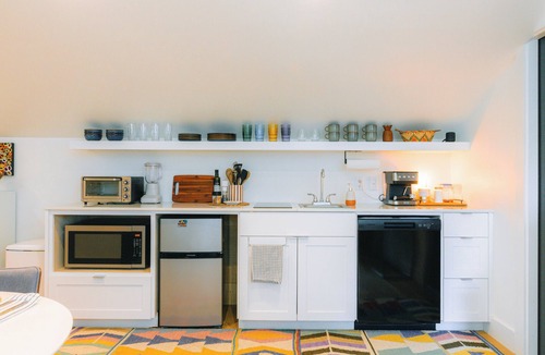 Chestnut Apartment | Modern Private Quiet East Austin Studio
