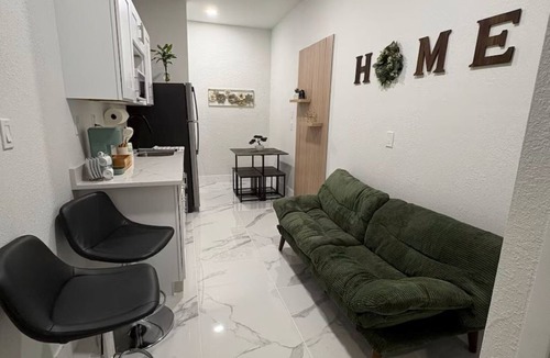 Sunshine Apartment | Modern Private Suite . Great Location