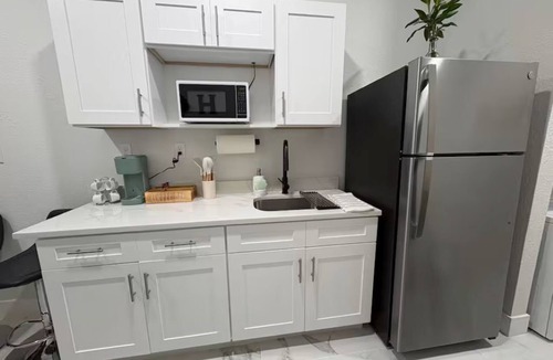 Sunshine Apartment | Modern Private Suite . Great Location