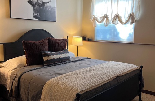 Parachute House | Modern Private Room on Golf Course Estate. Pet Friendly!