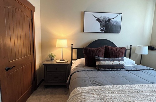 Parachute House | Modern Private Room on Golf Course Estate. Pet Friendly!