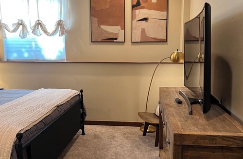 Parachute House | Modern Private Room on Golf Course Estate. Pet Friendly!