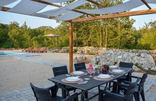 Neoric Villa | Modern Private Villa Bonaventura with Pool & Jacuzzi & BBQ for Families & Groups near Split