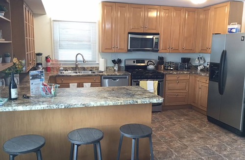 Kenosha House | Modern! Professionally Cleaned, Self Check In - Sleeps 10