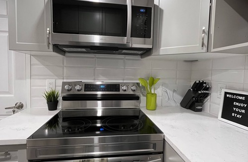 Southwest Calgary Apartment | Modern Pvt 2BR Legal Suite | High-Speed Wi-Fi | 5m to Spruce Meadows & Transit