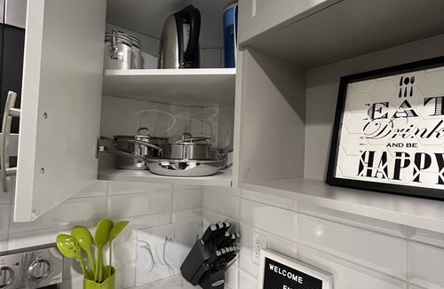 Southwest Calgary Apartment | Modern Pvt 2BR Legal Suite | High-Speed Wi-Fi | 5m to Spruce Meadows & Transit