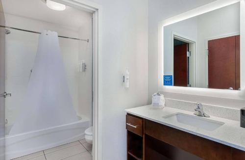 Sandy Springs Hotel | Modern Queen Studios w/Free Breakfast, Shuttle & Steps from Perimeter Mall