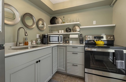 Carbondale Hotel | Modern Queen Suite Near SIU Carbondale