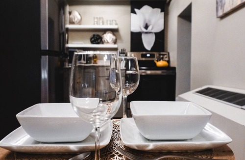 Carbondale Hotel | Modern Queen Suite Near SIU Carbondale