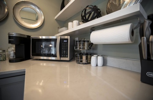 Carbondale Hotel | Modern Queen Suite Near SIU Carbondale