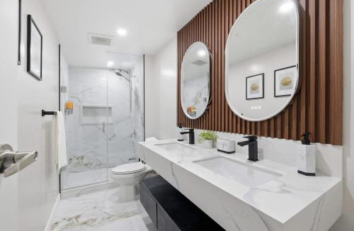 Downtown Toronto Apartment | Modern Queen West Retreat Massive Patio 65 TV