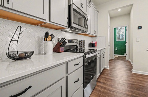 Charlotte House | Modern Quiet End-Unit 3BR Townhome