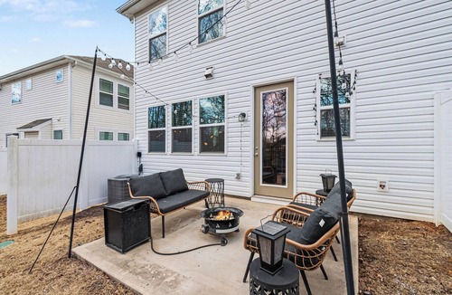 Charlotte House | Modern Quiet End-Unit 3BR Townhome