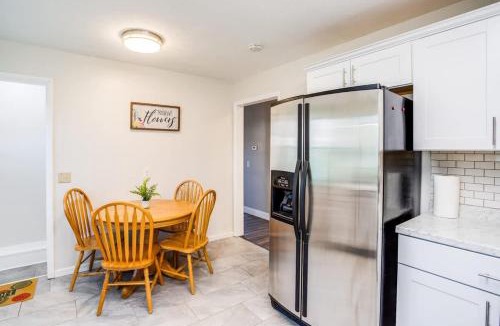 East Rochester House | Modern & Quiet Suburban Ranch Mins to Dtwn and Stores