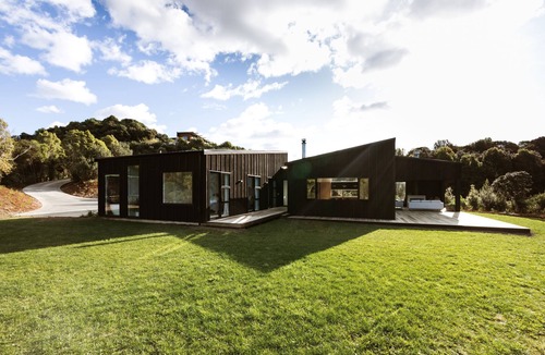 Raglan House | Modern Raglan Hideaway