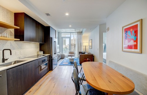 Rainey Street Historic District Condo | Modern Rainey Street condo with rooftop pool & lounge - walk everywhere
