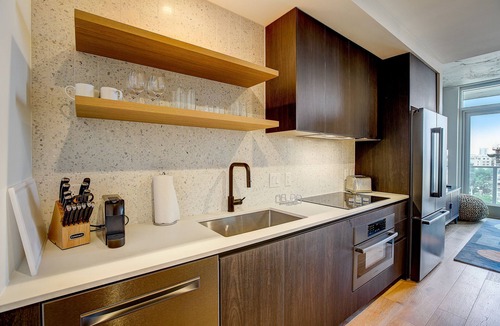 Rainey Street Historic District Condo | Modern Rainey Street condo with rooftop pool & lounge - walk everywhere