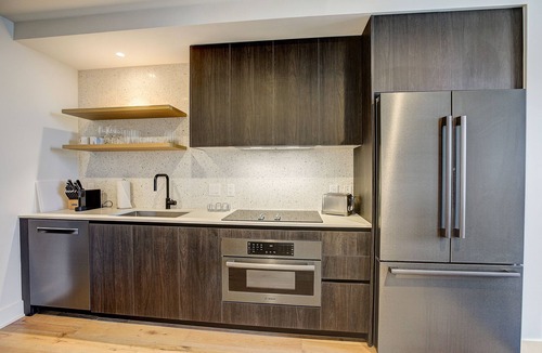 Rainey Street Historic District Condo | Modern Rainey Street condo with rooftop pool & lounge - walk everywhere